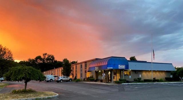 Travelodge Inn & Suites By Wyndham Albany Exterior foto